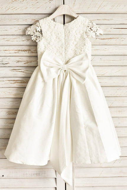 Robe Enfant Satinée Élégante Avec Nœud