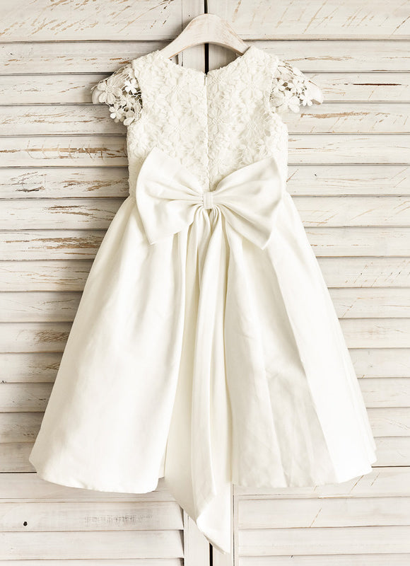 Robe Enfant Satinée Élégante Avec Nœud