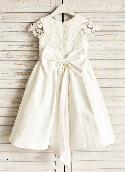 Robe Enfant Satinée Élégante Avec Nœud
