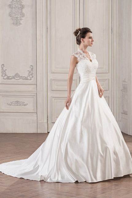 Robe Nuptiale Satinée Élégante Col V